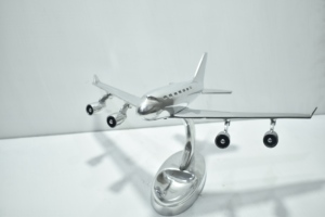 Modèle d'avion à réaction en aluminium en promotion, avec une finition de qualité supérieure, idéal pour la décoration intérieure et les cadeaux, disponible à la vente - Product Image 2