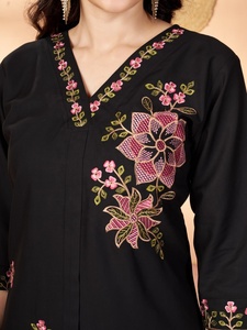 Conjunto de Kurti Negro con Bordado Floral para Mujer, Corte Holgado, Estilo Étnico Informal, Estilo India-Pakistán - Product Image 6