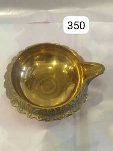 Diya Deepak en laiton au design classique avec lampe à huile traditionnelle pour la Pooja hindoue, le festival Diwali, les mariages et les cérémonies religieuses - Product Image 2