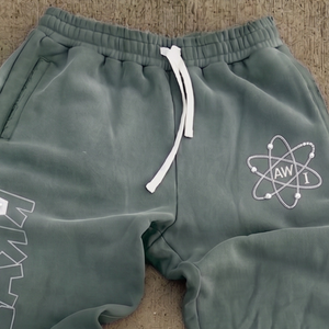 Pantalon de survêtement vert pour homme Askar Wear Inc, taille élastique avec cordon de serrage, style streetwear décontracté, en coton mi-lourd, imprimé lettres sur la jambe gauche - Product Image 2
