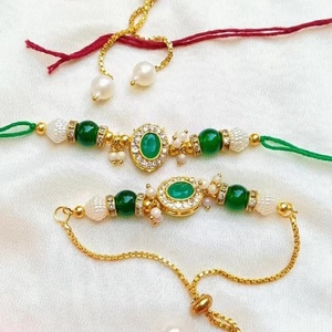 Conjunto de Rakhi y Pulsera de Diseño con Piedra Verde Esmeralda, Joyería Tradicional Hecha a Mano con Baño de Oro, Conjunto de Rakhi para Bhaiya y Bhabhi - Product Image 1