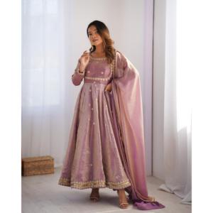 Exquisito Vestido Anarkali de Seda con Lentejuelas, Pantalón y Dupatta Incluidos para Bodas - Product Image 4