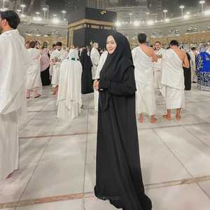 Abaya longue Zamzam Industriumrah Hijab beige à manches longues et col montant, robe modeste unie en rayonne légère et respirante, coupe ample - Product Image 4