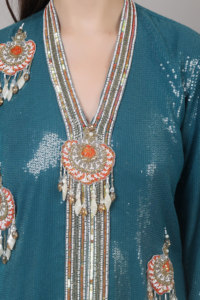 Vestido Tradicional Premium de 3 Piezas para Mujer, Azul y Naranja con Lentejuelas, Cuentas y Pedrería de Perlas para Eventos - Product Image 6