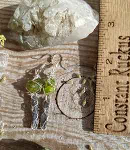 Boucles d'oreilles en argent sterling, péridot bleu et cyanite, minimalistes, faites à la main, en cristal, cadeau pour elle - Product Image 3