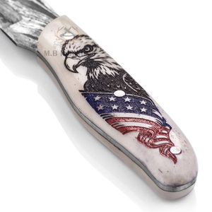 Cuchillo de Caza de Hoja Fija de Acero de Damasco OEM - Borde Recto con Grabado Láser - Mango de Hueso de Camello - Diseño de la Bandera de la Antigua Gloría con Águila - Product Image 4