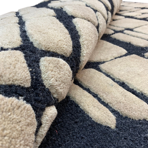 Tapis en laine tufté à la main à motif ondulé organique moderne, à poils coupés et bouclés haute densité, tapis abstrait sculpté, rouge - Product Image 2