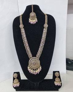 Parure de bijoux ethniques élégante pour mariage, comprenant un collier long, des jhumkas et un tikka, en zircon et perles plaqué or antique, avec des éléments superposés couleur pastel Rani. - Product Image 5