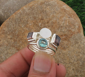 Bague en argent sterling 925 classique avec sertissage en bezel, grenat naturel, topaze bleue, pierres précieuses multiples, pierre de naissance de janvier, août, décembre - Product Image 3