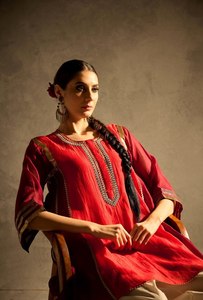 Conjunto de Kurta Pajama Rojo Bordado Estilo Indio-Pakistaní, Traje Tradicional Elegante para Bodas y Fiestas para Mujer - Product Image 6