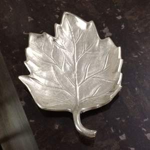 Plat de service créatif en aluminium en forme de feuille pour une présentation artistique des aliments, rehaussant l'attrait visuel avec une forme botanique - Product Image 2