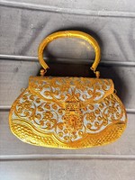 Pochette latérale en laiton gravé motif ancien avec chaîne – Prix raisonnable, touche premium – Accessoires de mariage pour femme en laiton par UO