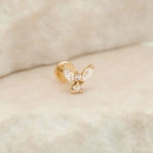 Labret à dos plat fileté intérieurement en or massif 14 carats avec diamant de laboratoire taille marquise et motif papillon, pour piercing cartilage et hélix - Product Image 2