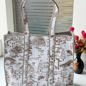 Sac fourre-tout matelassé en coton imprimé à la main avec motif floral, doublure douce, conçu pour un transport quotidien confortable, vie durable - Product Image 3