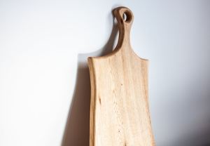 เขียงไม้แฮนด์เมดรูปทรงสี่เหลี่ยมผืนผ้า HASAN CRAFT HC-0001 พร้อมด้ามจับไม้ เป็นมิตรกับสิ่งแวดล้อม 100% สำหรับใช้ในครัว - Product Image 4