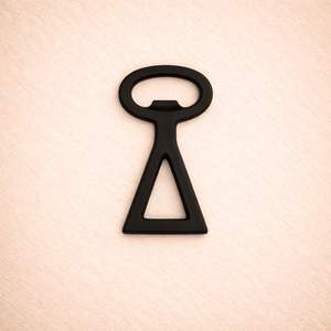 Ouvre-bouteille en métal noir, design minimaliste moderne, prise en main solide, bords lisses, ouverture facile, outil durable pour la maison, le bar, la cuisine - Product Image 1