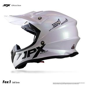Casco JPX Fox1 Solid Pearl White Supermoto Cross, con un diseño elegante y un acabado metálico audaz para protección. - Product Image 4