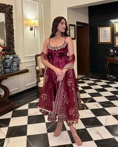 Elegante Traje Anarkali de Terciopelo Borgoña para Mujer, Vestido Bordado con Dupatta de Tela de Red para Bodas, Graduaciones, Fiestas de Diwali - Product Image 3