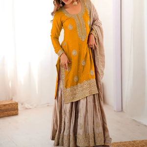 Nouvel ensemble de costume Sharara pakistanais de créateur, en soie Chinon lourde traditionnelle avec broderie de sequins chinois, réversible et infroissable - Product Image 1