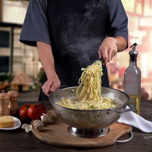 Passoire micro-perforée en acier inoxydable professionnelle avec poignées robustes, base annulaire solide et système d'auto-drainage pour la cuisine - Product Image 5
