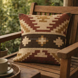 Housse de coussin géométrique Kilim couleur moutarde pour un intérieur bohème, scandinave et moderne du milieu du siècle - Product Image 1