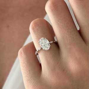 Anillo de Compromiso con Diamante Ovalado de 2 Quilates Cultivado en Laboratorio, Anillo Ovalado Minimalista, Banda Delgada Marquise de Oro Blanco de 14k, Certificado IGI - Product Image 2