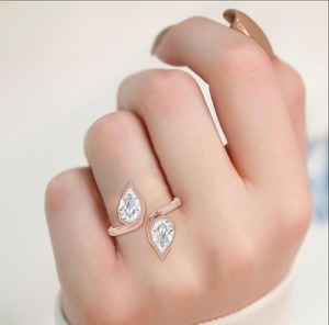 Bague ouverte en or rose 9 carats avec deux diamants de laboratoire taille poire à facettes, sertis clos, 2,00 CTW - Product Image 1