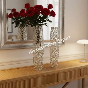 Jarrón de Metal Moderno de Lujo con Arreglo Floral de Rosas Rojas, Color Personalizable, Centro de Mesa Decorativo para Hogar y Bodas - Product Image 3