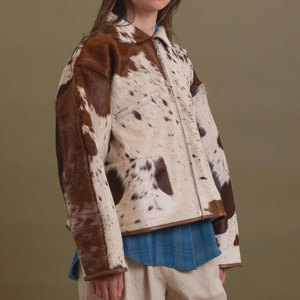 Chaqueta de cuero vacuno para mujer, estilo bomber, manga larga, cuello alto, cierre de cremallera, estampado de cuero vacuno, chaqueta de invierno de cuero genuino para damas. - Product Image 1