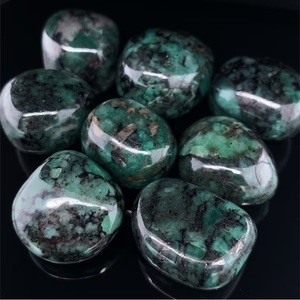 หินมรกตธรรมชาติทรงกลมแกะสลักลายฉลุขัดเรียบสีเขียว คริสตัลบำบัดเรกิ สำหรับการทำเครื่องประดับ - Product Image 1