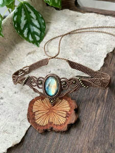 Collar clásico de macramé marrón hecho a mano con cuentas de jade y piedras curativas ajustables. - Product Image 4