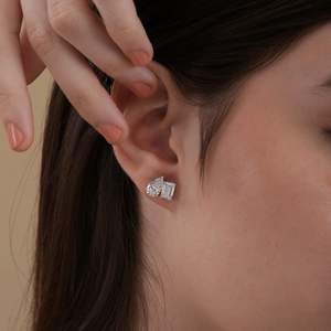 Boucles d'oreilles clous Toi et Moi en diamant de laboratoire taille émeraude et poire pour femme, en or blanc massif 18 carats, bijoux de charme raffinés pour demande en mariage - Product Image 5