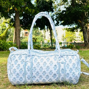 Bolsa de Viaje de Fin de Semana Acolchada de Algodón Hecha a Mano, Bolsa de Lona de Gran Capacidad con Estampado de Bloques, Bolsa de Mano Duradera para Mujer - Product Image 1