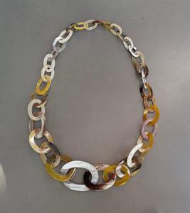 Collar de Cuerno de Búfalo Moderno y Ecológico Hecho a Mano por MN EXPORTS, Fabricación India, Cadenas con Incrustaciones de Perlas, Diseño Único - Product Image 1