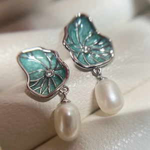 Boucles d'oreilles pendantes de haute qualité, peinture à l'huile, feuille de lotus, perle d'eau douce de 9-10 mm en forme de riz, effet goutte d'eau lisse - Product Image 1