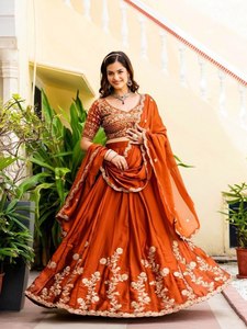 Conjunto de Lehenga Choli de Seda Bordada en Naranja con Dupatta, Traje Tradicional Indio para Bodas para Mujer - Product Image 6