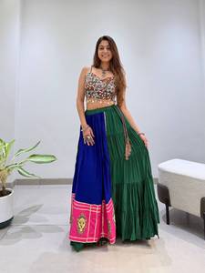 Lehenga Tradicional de Diseñador para Navratri, Especial de Rayón con Patrón Kali, Trabajo Gota Patti, Bordado con Espejos Reales, Largo hasta el Suelo - Product Image 2