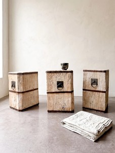Taburete de Madera Reciclada Sólida de Estilo Vintage con Detalles Metálicos, Muebles Rústicos de Estilo Campestre para Sala de Estar, Entrada y Decoración del Hogar - Product Image 1