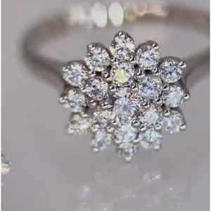 Bague d'anniversaire en diamant de laboratoire en argent sterling 925 Cadeau de Saint-Valentin parfait pour elle - Product Image 3