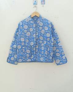 เสื้อแจ็คเก็ตผ้าฝ้ายลายดอกไม้สีฟ้า: เสื้อโค้ทแบบกลับด้านได้ ทำมือจากอินเดีย - Product Image 1