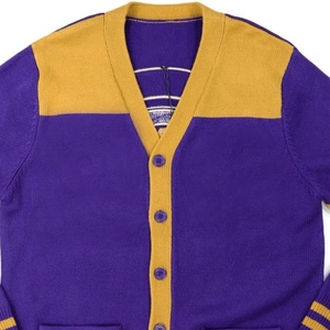 Cárdigan Escolar de Invierno para Hombre, Diseño Personalizado OEM del Fabricante, Color Morado Dorado, Acrílico, Tejido con Patrón, Manga Larga, con Botones - Product Image 3