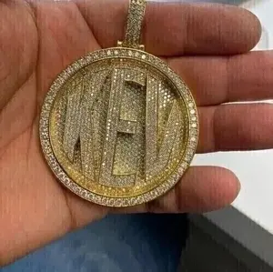 Pendentif personnalisé pour homme en or jaune plaqué 14 carats avec moissanite véritable ronde de 3 carats - Product Image 3