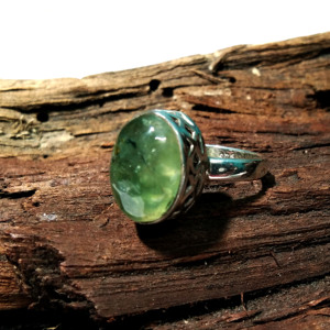 Anillo de Prehnita Natural con Plata de Ley 925, Corte Cojín, Hecho a Mano, Estilo Bohemio, Joyería Certificada por Terceros - Product Image 2