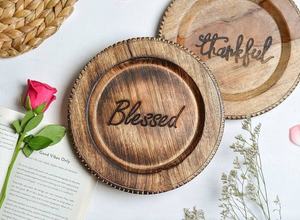 El último plato de madera de mango exclusivo, plato de cerámica para servir con soporte de grabado de bendición para comida o pastel de United Trade World - Product Image 5