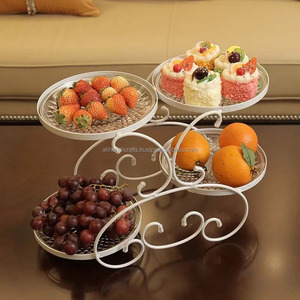 Soporte para Pastel de 3 Niveles en Metal Dorado, Diseño Intrincado de Filigrana con Motivos de Hojas, Hecho a Mano por Ali Handicraft, Forma Irregular para Exhibición de Postres - Product Image 3