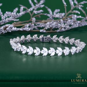 Bracelet tennis de luxe inspiré de la nature, serti de diamants de laboratoire, avec pierres marquise et rondes brillantes, motif feuille. - Product Image 6