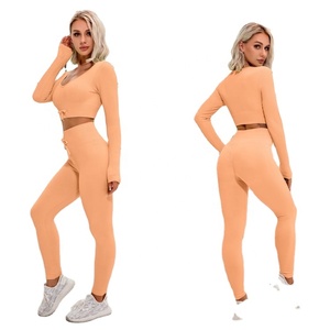 Ropa de gimnasio acanalada para mujer, top corto de manga larga y mallas sin costuras - Product Image 1