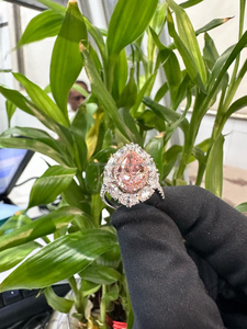 Bague de fiançailles élégante en or blanc avec diamant rose taille poire et pierres latérales, design raffiné et personnalisé, qualité supérieure pour femme - Product Image 4