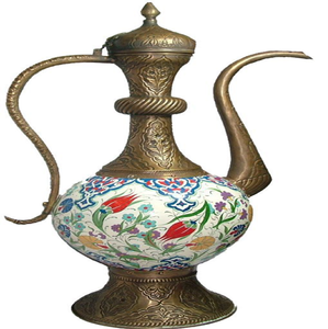Le surahi en laiton éblouissant présente un centre en céramique magnifiquement peint avec des tulipes colorées. Disponible en gros. - Product Image 1