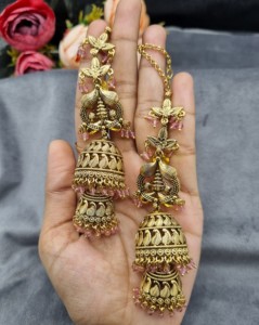 Boucles d'oreilles Jhumka en cristal perlé à double dôme avec chaînes de cheveux intégrées, idéales pour les mariages et les occasions festives – Vente en gros - Product Image 1